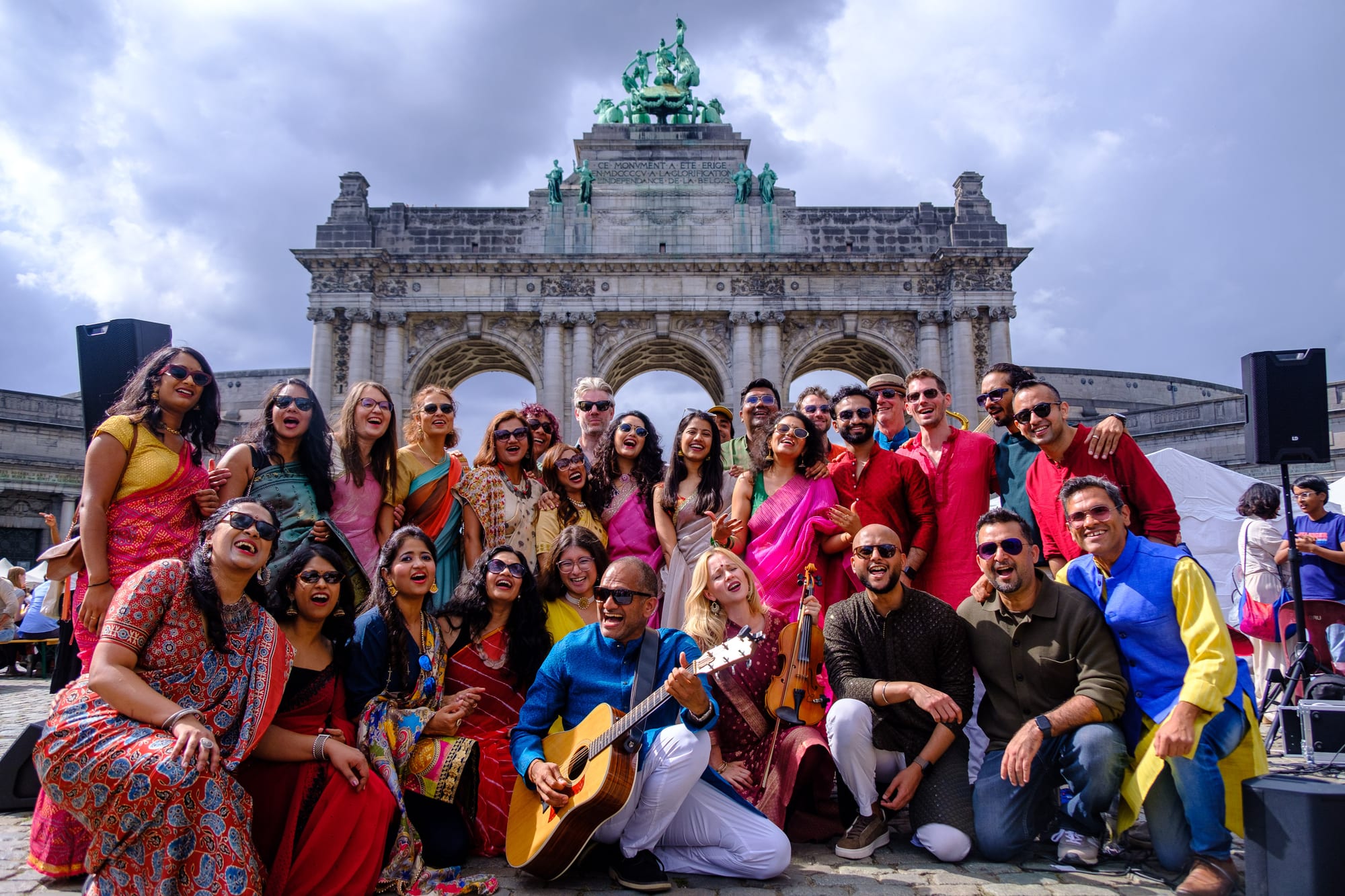 Le Brussels Bollywood Choir posant devant l’arc du Cinquantenaire