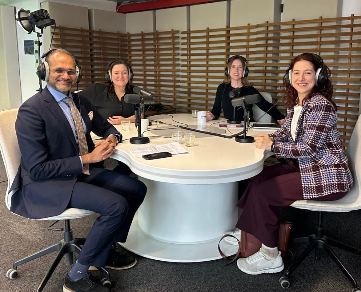 Rahul Venkit avec deux animateurs dans un studio de podcast